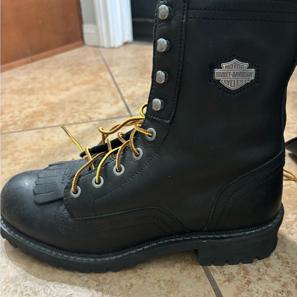 Harley Davidson men’s leather boots.  100% leather and size 11.5.